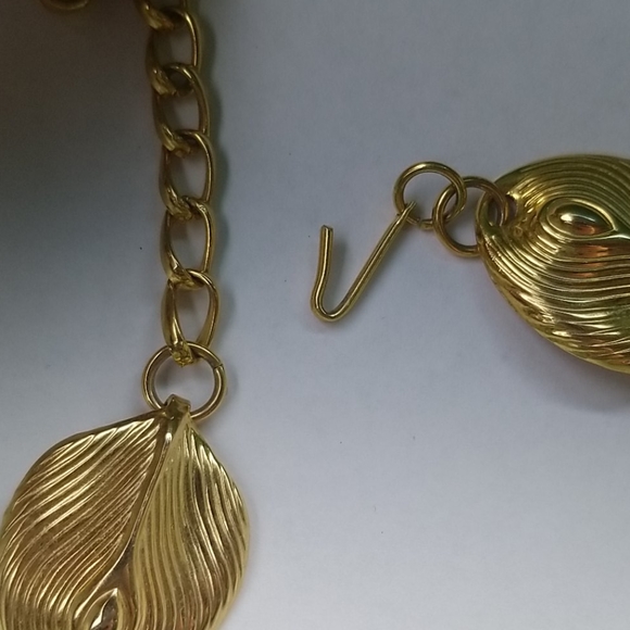 Jewelry gold color costume necklace - Picture 3 of 3